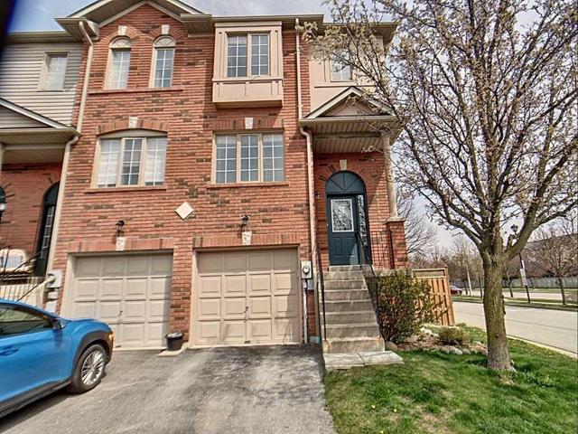 80 Aspen Park Way, Townhouse with 3 bedrooms, 2 bathrooms and 2 parking in Whitby ON | Image 1