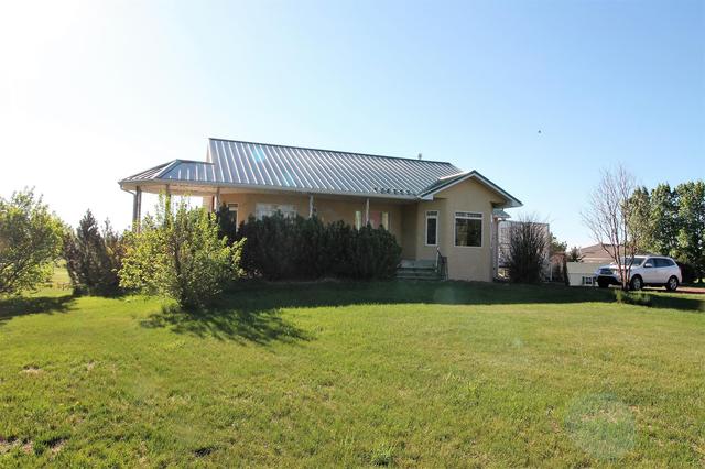 75075 Rr205, House detached with 2 bedrooms, 2 bathrooms and null parking in Lethbridge County AB | Image 2