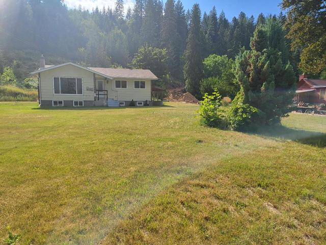 2644 10th Avenue, House detached with 4 bedrooms, 2 bathrooms and null parking in Castlegar BC | Image 38