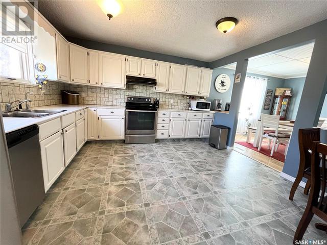 1412 95th Street, House detached with 3 bedrooms, 2 bathrooms and null parking in North Battleford CY SK | Image 11