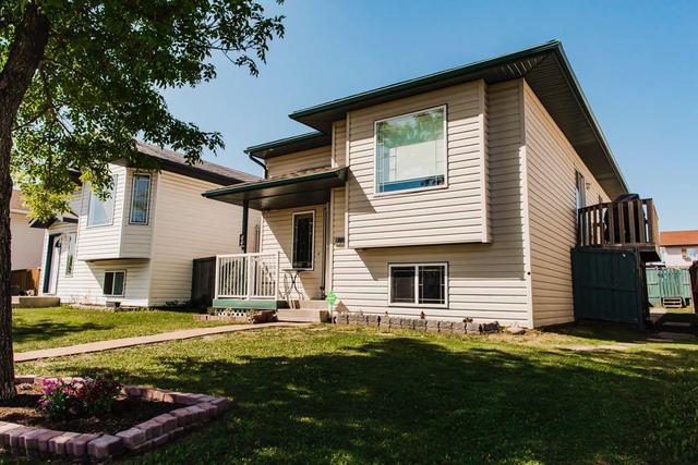 7338 104a Street, House detached with 5 bedrooms, 2 bathrooms and 2 parking in Grande Prairie AB | Image 1