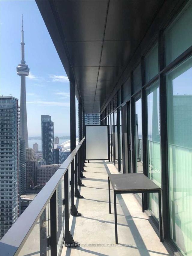 ph 3608 - 125 Peter St, Condo with 2 bedrooms, 1 bathrooms and 1 parking in Toronto ON | Image 6