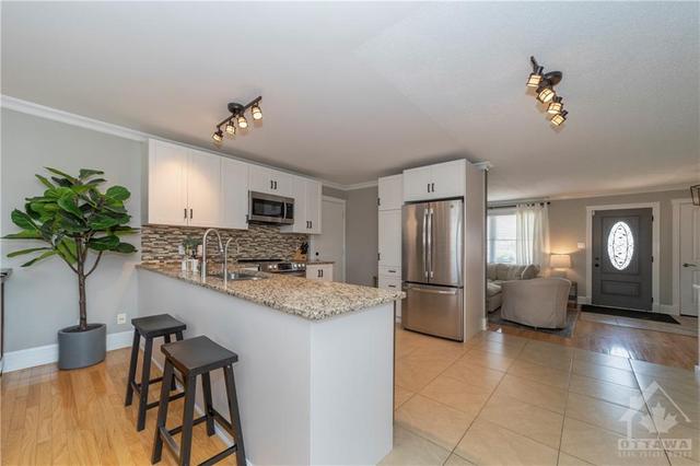 110 Cricket Crescent, House detached with 4 bedrooms, 2 bathrooms and 6 parking in Ottawa ON | Image 9