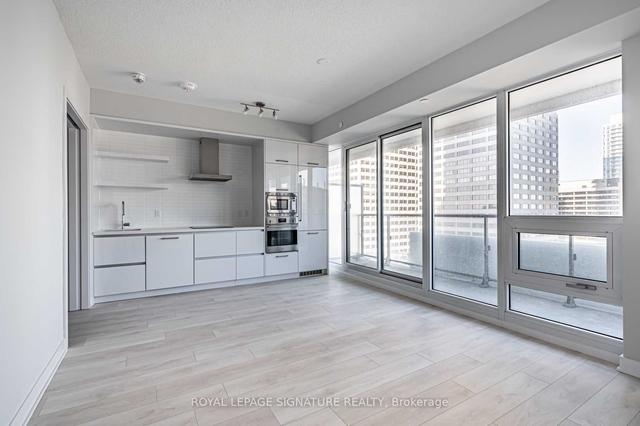 1411 - 2221 Yonge St, Condo with 1 bedrooms, 1 bathrooms and 0 parking in Toronto ON | Image 1