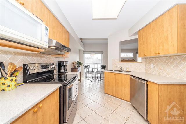 95 Gray Crescent, Townhouse with 3 bedrooms, 3 bathrooms and 3 parking in Ottawa ON | Image 12