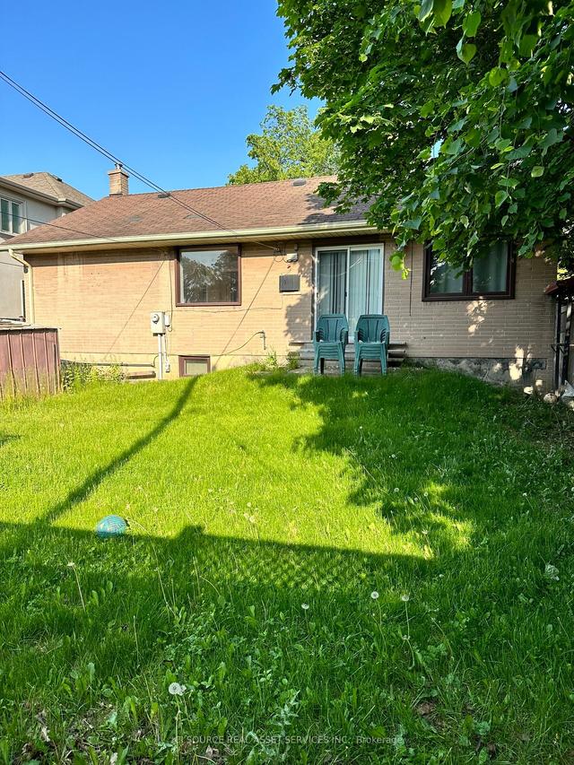 2 Overton Cres, House detached with 3 bedrooms, 2 bathrooms and 5 parking in Toronto ON | Image 6