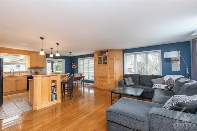 8093 Laurie Lane, House detached with 7 bedrooms, 2 bathrooms and 6 parking in Ottawa ON | Image 3