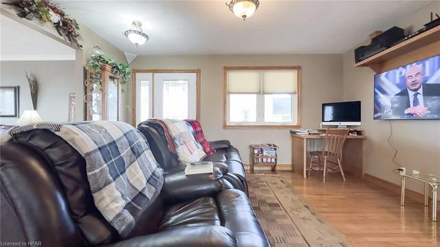233 Albert Street, House detached with 4 bedrooms, 2 bathrooms and null parking in Central Huron ON | Image 2