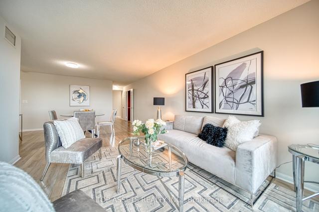 1609 - 8 Lee Centre Dr, Condo with 4 bedrooms, 3 bathrooms and 2 parking in Toronto ON | Image 3