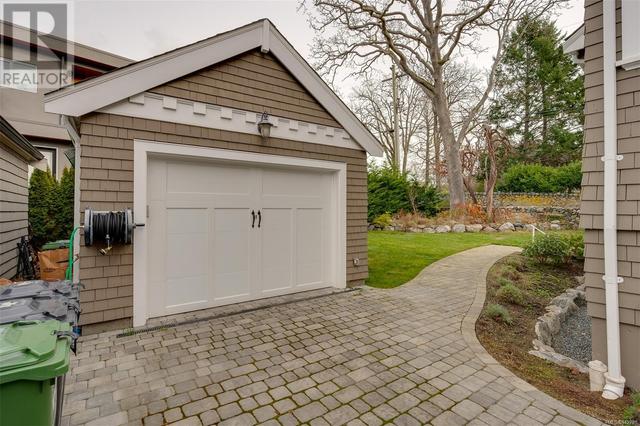 1952 Runnymede Ave, House detached with 6 bedrooms, 5 bathrooms and 6 parking in Victoria BC | Image 59