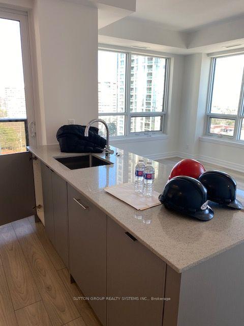 1004 - 36 Elm Dr W, Condo with 2 bedrooms, 2 bathrooms and 1 parking in Mississauga ON | Image 3