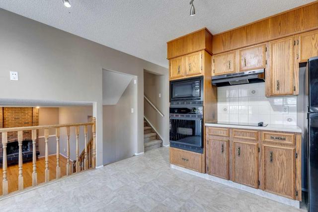 132 Woodford Drive Sw, House detached with 4 bedrooms, 2 bathrooms and 2 parking in Calgary AB | Image 6