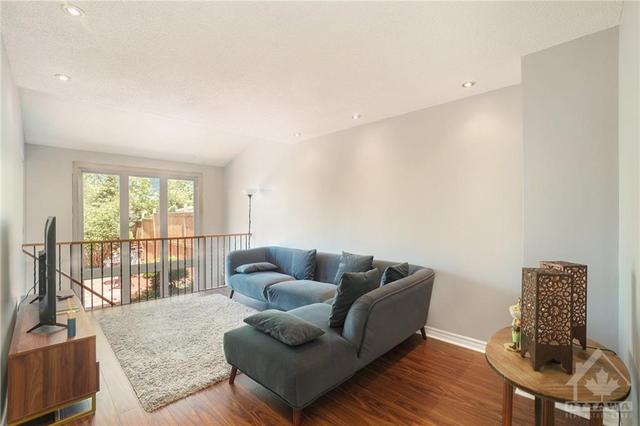 563 Latour Crescent, Townhouse with 3 bedrooms, 3 bathrooms and 3 parking in Ottawa ON | Image 5