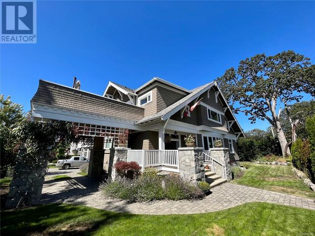 1952 Runnymede Ave, House detached with 6 bedrooms, 5 bathrooms and 6 parking in Victoria BC | Image 2