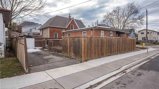305 Darling St, House detached with 2 bedrooms, 2 bathrooms and 2 parking in Brantford ON | Image 17