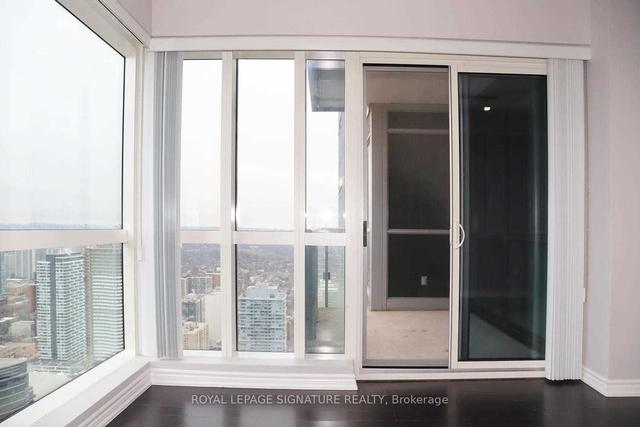 5001 - 386 Yonge St, Condo with 2 bedrooms, 2 bathrooms and 1 parking in Toronto ON | Image 9