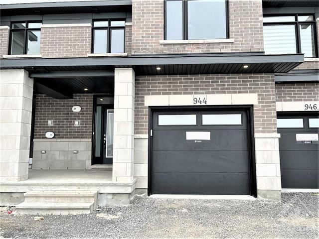 944 Brian Good Avenue, Townhouse with 4 bedrooms, 4 bathrooms and 3 parking in Ottawa ON | Image 2
