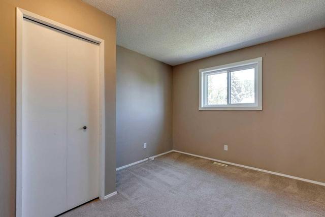 132 Woodford Drive Sw, House detached with 4 bedrooms, 2 bathrooms and 2 parking in Calgary AB | Image 29