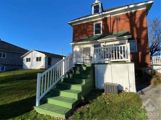 102 Queen Street, Home with 0 bedrooms, 0 bathrooms and 4 parking in Smiths Falls ON | Image 5