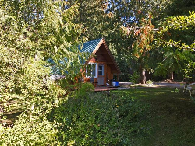 5730 Cedar Creek Road, House detached with 3 bedrooms, 3 bathrooms and null parking in Central Kootenay H BC | Image 20