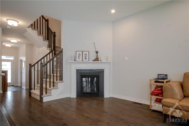672 Putney Crescent, Townhouse with 3 bedrooms, 3 bathrooms and 3 parking in Ottawa ON | Image 7