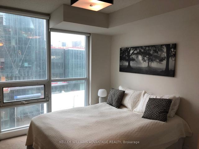 1202 - 18 Harbour St, Condo with 2 bedrooms, 2 bathrooms and 1 parking in Toronto ON | Image 3