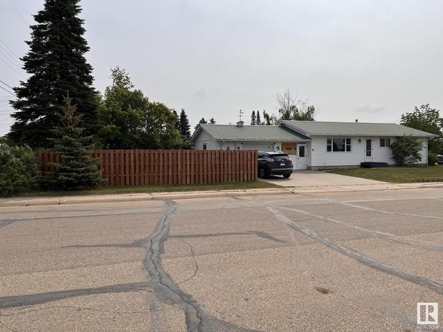 5605 45 St, House detached with 3 bedrooms, 1 bathrooms and null parking in Barrhead AB | Image 2