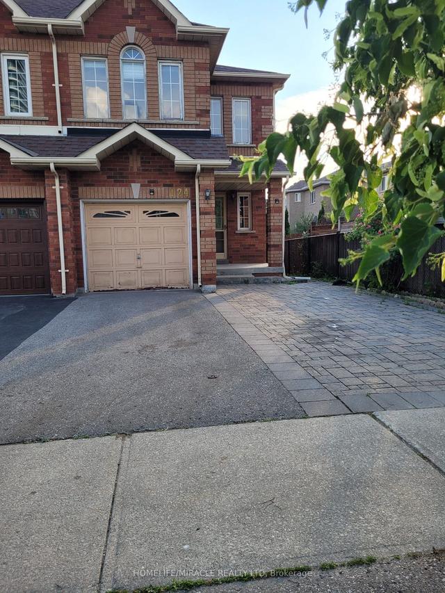 124 Lindenshire Ave, House attached with 3 bedrooms, 3 bathrooms and 2 parking in Vaughan ON | Image 1