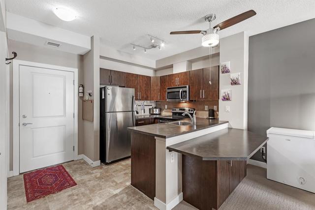 Large Kitchen with Breakfast Bar | Image 4