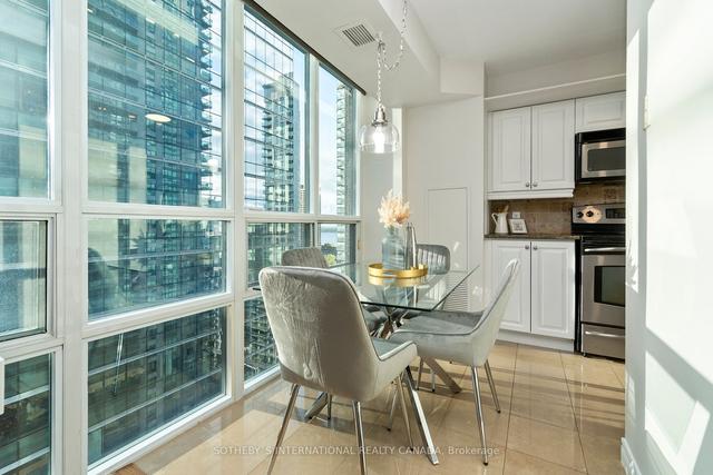 2206 - 30 Grand Trunk Cres, Condo with 2 bedrooms, 2 bathrooms and 1 parking in Toronto ON | Image 4