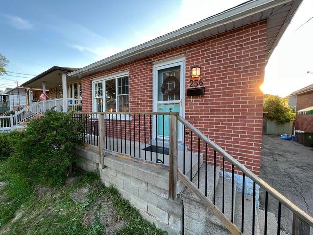 256 East 25th Street, House detached with 3 bedrooms, 2 bathrooms and 3 parking in Hamilton ON | Image 1