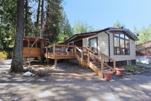 4196 Saratoga Road, House detached with 3 bedrooms, 2 bathrooms and 10 parking in Columbia Shuswap F BC | Image 3