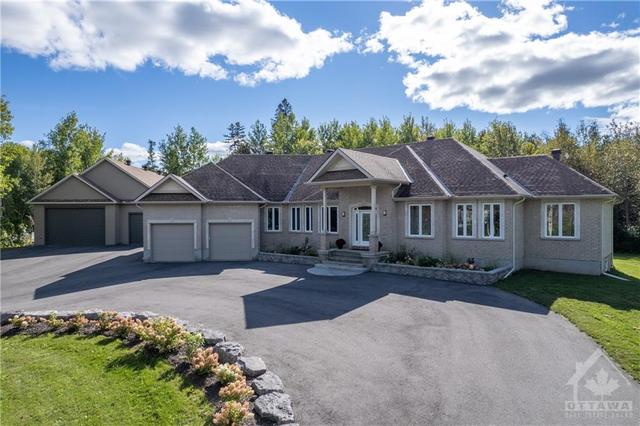 129 Country Carriage Way, House detached with 6 bedrooms, 5 bathrooms and 20 parking in Ottawa ON | Image 1
