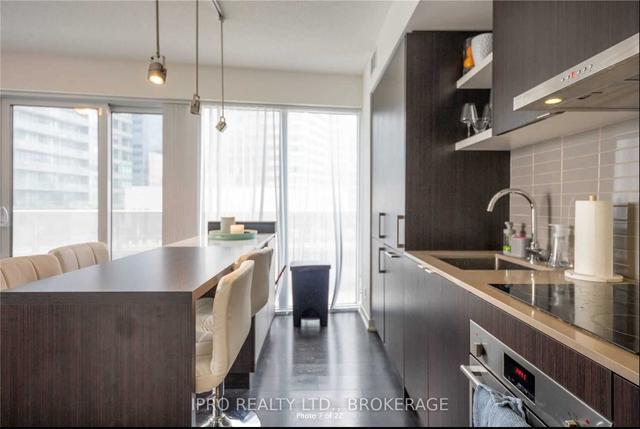 1202 - 100 Harbour St, Condo with 2 bedrooms, 2 bathrooms and 0 parking in Toronto ON | Image 3