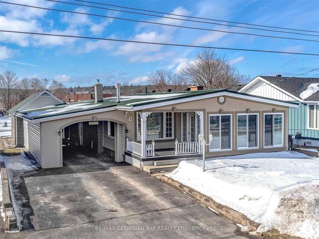66 Peel St, House detached with 2 bedrooms, 2 bathrooms and 6 parking in Penetanguishene ON | Image 1