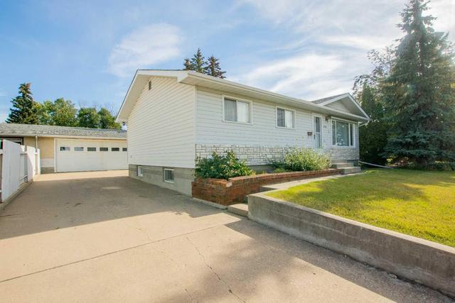 11103 96 Street, House detached with 5 bedrooms, 2 bathrooms and 4 parking in Grande Prairie AB | Image 2