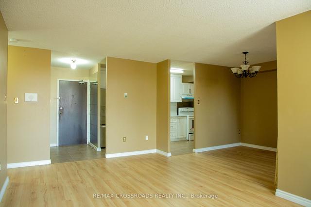 207 - 15 Torrance Rd, Condo with 1 bedrooms, 1 bathrooms and 1 parking in Toronto ON | Image 3