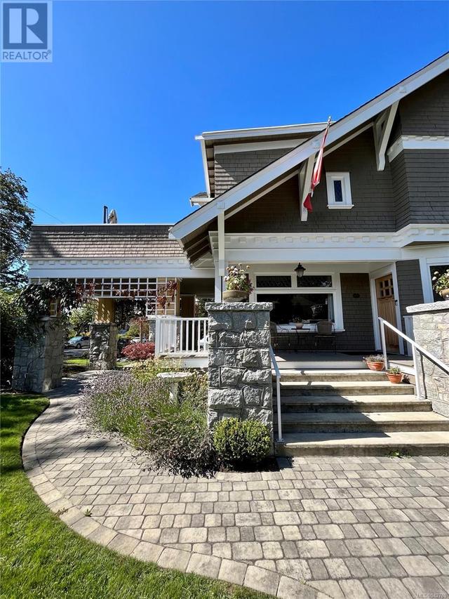 1952 Runnymede Ave, House detached with 6 bedrooms, 5 bathrooms and 6 parking in Victoria BC | Image 3