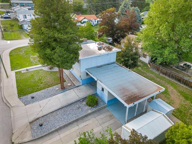 309 33rd Street, House detached with 5 bedrooms, 2 bathrooms and null parking in Castlegar BC | Image 3