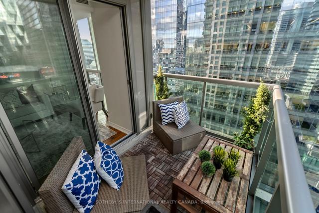 2206 - 30 Grand Trunk Cres, Condo with 2 bedrooms, 2 bathrooms and 1 parking in Toronto ON | Image 19