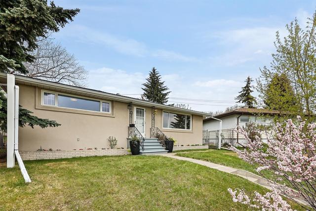 71 Meadowview Road Sw, House detached with 3 bedrooms, 2 bathrooms and 4 parking in Calgary AB | Image 4