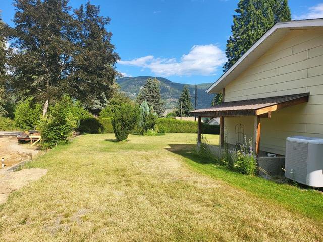 2644 10th Avenue, House detached with 4 bedrooms, 2 bathrooms and null parking in Castlegar BC | Image 37