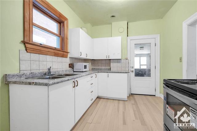 184 Hawthorne Avenue, Townhouse with 3 bedrooms, 1 bathrooms and 4 parking in Ottawa ON | Image 12