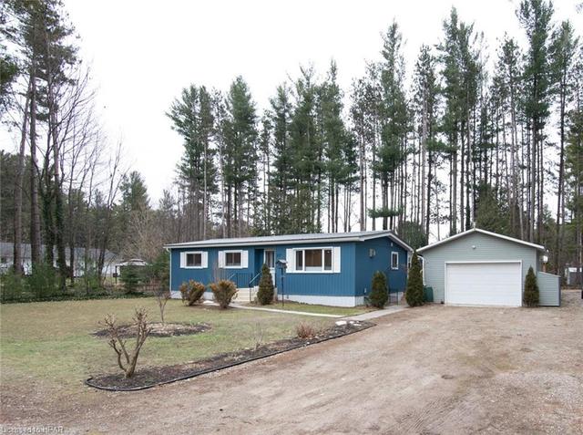 27 Pine Drive, House detached with 3 bedrooms, 1 bathrooms and null parking in Central Huron ON | Image 1