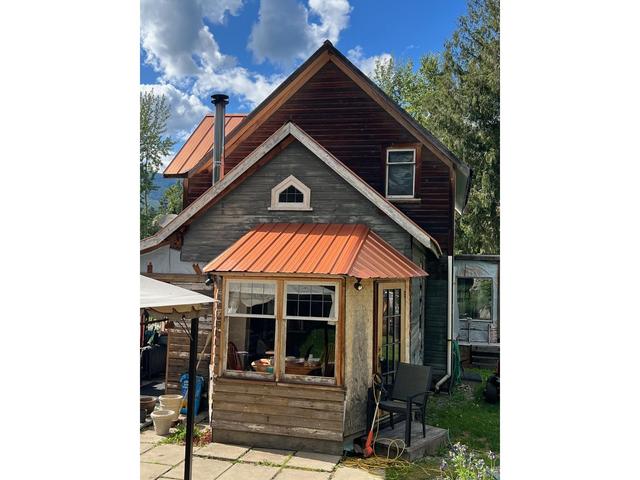 5703 Clement Avenue, House detached with 2 bedrooms, 1 bathrooms and null parking in Central Kootenay B BC | Image 8