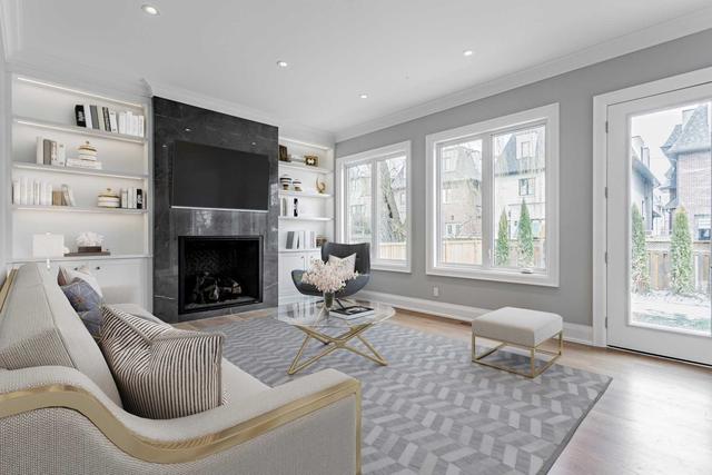 102 Frontenac Ave, House detached with 9 bedrooms, 8 bathrooms and 3.5 parking in Toronto ON | Image 2