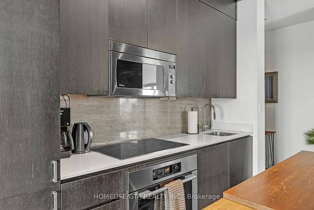 3812 - 15 Iceboat Terr, Condo with 1 bedrooms, 1 bathrooms and 1 parking in Toronto ON | Image 4