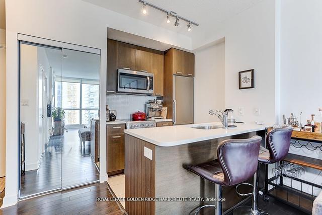 3701 - 295 Adelaide St W, Condo with 1 bedrooms, 1 bathrooms and 1 parking in Toronto ON | Image 3