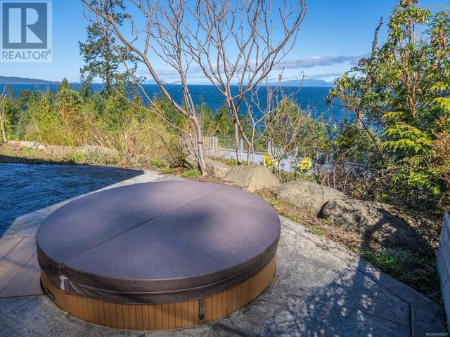 Hot-tub just outside the ensuite | Image 43