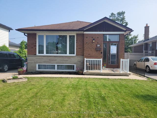 19 Faversham Cres, House detached with 3 bedrooms, 2 bathrooms and 6 parking in Toronto ON | Image 1